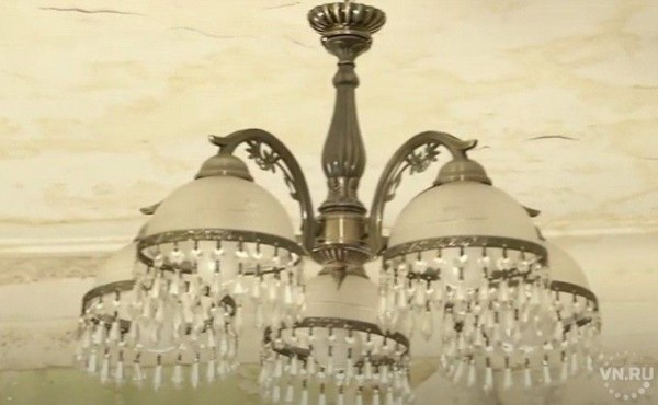 Потолок рухнул на пенсионерку из-за капремонта