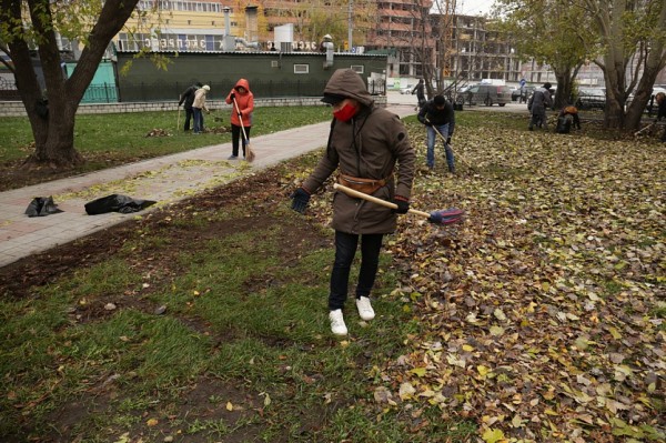 Жители Новосибирска вышли на&nbsp;уборку города от&nbsp;мусора, грязи и&nbsp;пыли