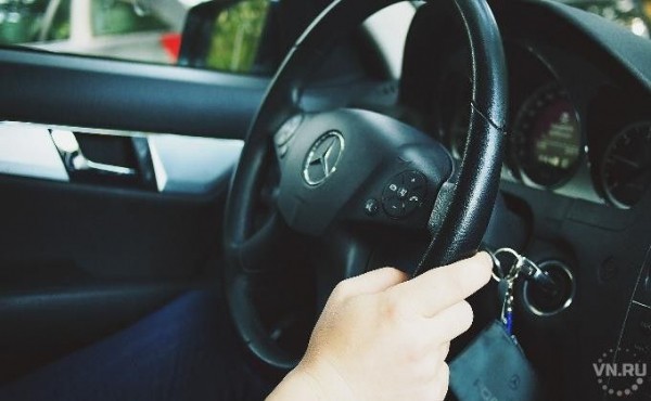 Дама навеселе разбила &laquo;Мерседес&raquo; собутыльника о столб