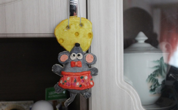 Кукол из капроновых чулок мастерит учительница из Ордынского района