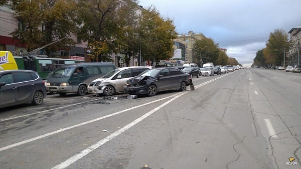 ДТП осложнило движение по улице Ленинского района Новосибирска