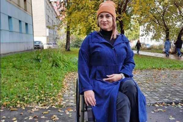 Брюки-стульчик и платье-шкаф: модный лук для инвалидов