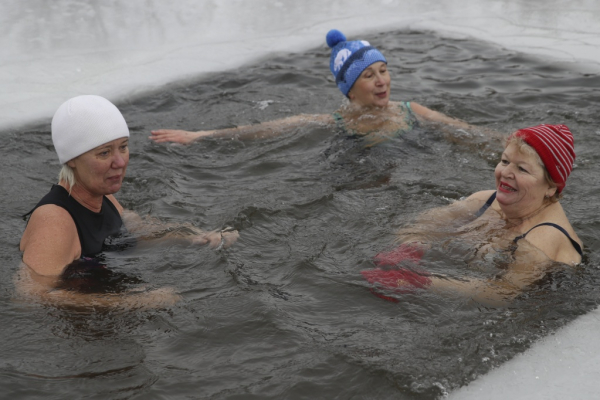 Моржи открыли зимний сезон купания в Новосибирске Моржи открыли зимний сезон купания в Новосибирске