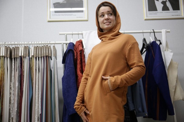 Брюки-стульчик и платье-шкаф: модный лук для инвалидов