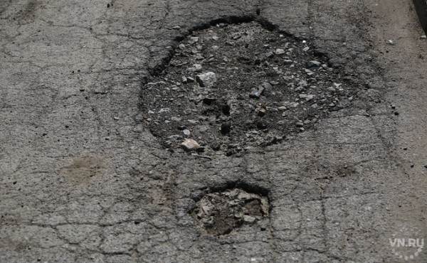Ямы вновь появились на асфальте Октябрьского моста 