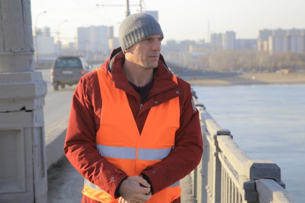 Как латали ямы на Октябрьском мосту в Новосибирске — вид сверху Как латали ямы на Октябрьском мосту в Новосибирске — вид сверху