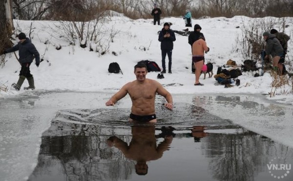 Моржи открыли зимний сезон купания в Новосибирске Моржи открыли зимний сезон купания в Новосибирске