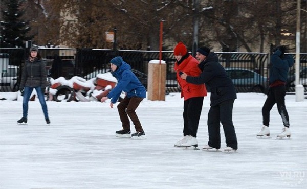 В масках и смешных носках &ndash; самый большой каток открыли в Новосибирске