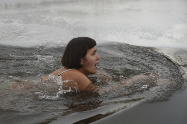 Моржи открыли зимний сезон купания в Новосибирске Моржи открыли зимний сезон купания в Новосибирске