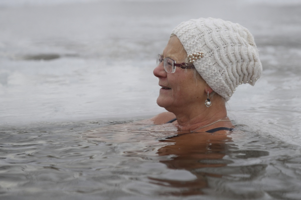 Моржи открыли зимний сезон купания в Новосибирске Моржи открыли зимний сезон купания в Новосибирске