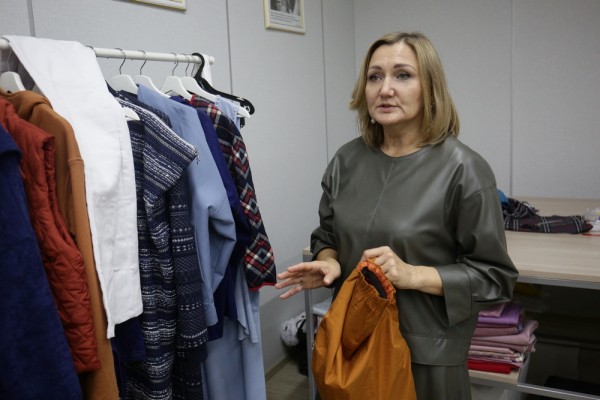 Брюки-стульчик и платье-шкаф: модный лук для инвалидов