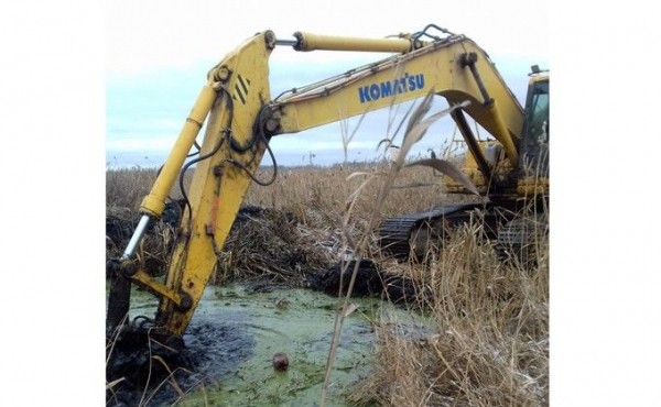 Экскаватор-болотоход расчищает водопропускные каналы в Оби