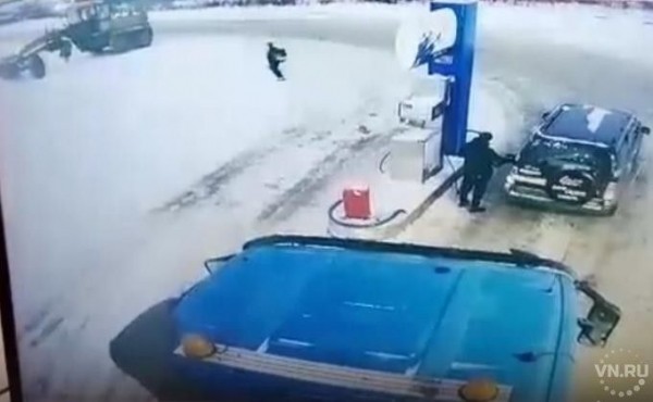 Безумный грейдер атаковал бензоколонку на трассе под Новосибирском