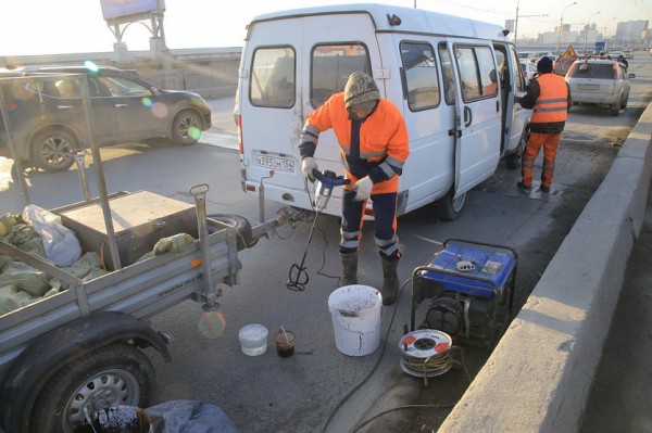Как латали ямы на Октябрьском мосту в Новосибирске — вид сверху