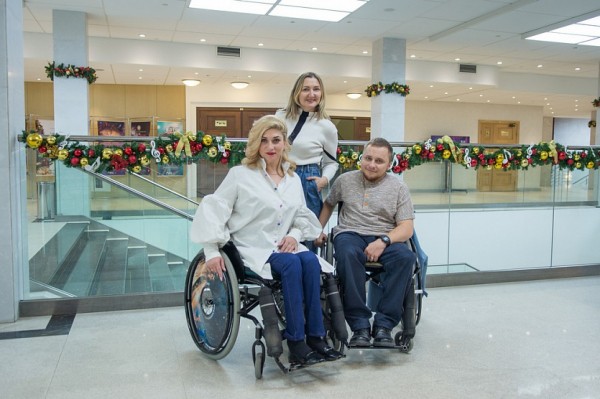 Брюки-стульчик и платье-шкаф: модный лук для инвалидов