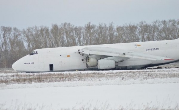 Ан-124 в аэропорту Толмачево выкатился за пределы взлетной полосы