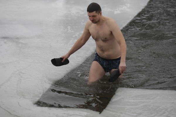 Моржи открыли зимний сезон купания в Новосибирске Моржи открыли зимний сезон купания в Новосибирске