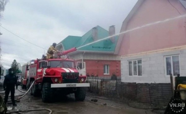 Крупный пожар на улице Порт-Артурской в Новосибирске ликвидирован