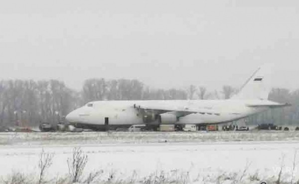 Ан-124 эвакуируют с поля новосибирского аэропорта Толмачево