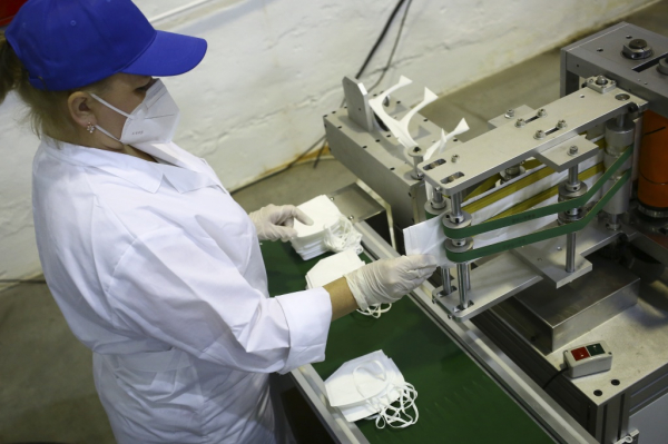 Маски с серебром от вирусов начали выпускать в Новосибирске Маски с серебром от вирусов начали выпускать в Новосибирске