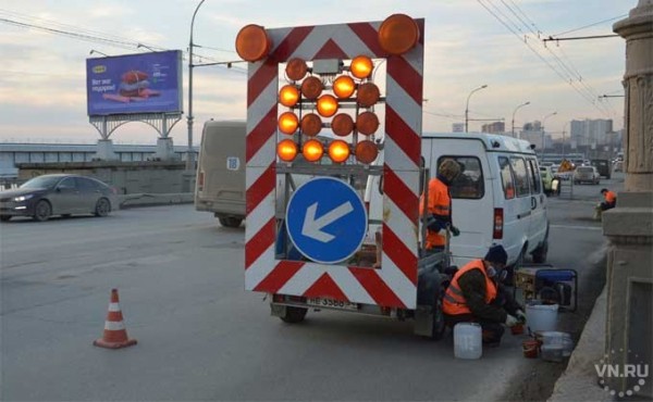 Раствором эпоксидных смол заливают ямы на Октябрьском мосту 