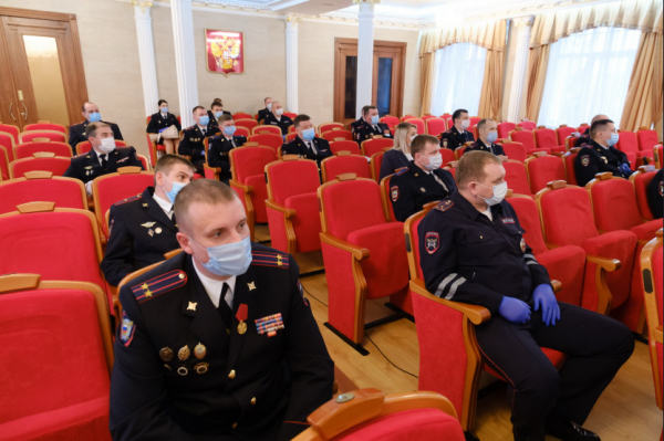 Андрей Травников поздравил работников органов внутренних дел с праздником 