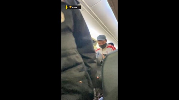 Пассажира рейса Москва-Новосибирск вывела из самолёта полиция Пассажира рейса Москва-Новосибирск вывела из самолёта полиция