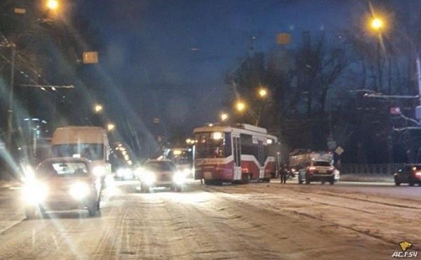 Трамвай сошел с рельсов и перекрыл движение в Новосибирске Трамвай сошел с рельсов и перекрыл движение в Новосибирске