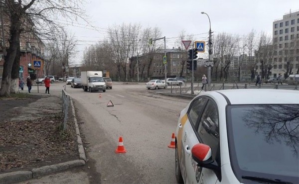 Таксист сбил двух мальчиков 8 и 10 лет на светофоре