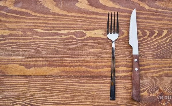 Вилкой в шею отомстила возлюбленному жительница Татарска