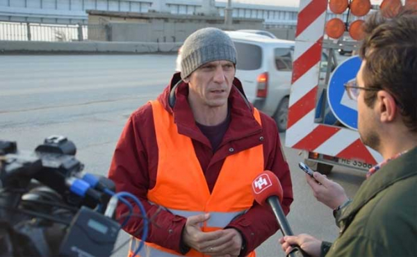 Раствором эпоксидных смол заливают ямы на Октябрьском мосту 