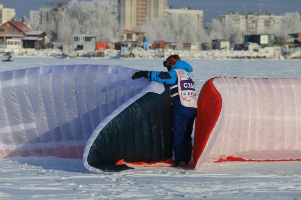На лыжах под парусом: на Обском море проходят соревнования по сноукайтингу