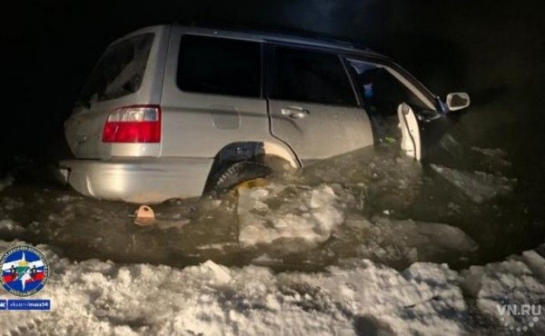 Пьяная компания на Subaru ушла под лед Оби