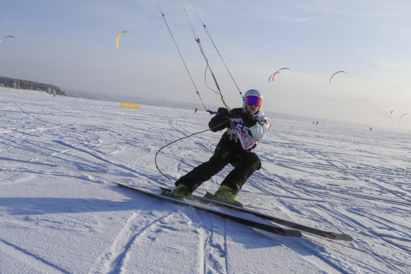 На лыжах под парусом: на Обском море проходят соревнования по сноукайтингу