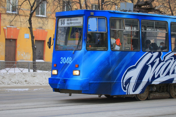 Трамвай со&nbsp;злым снеговиком ХК&nbsp;&laquo;Сибирь&raquo; вышел на&nbsp;маршрут