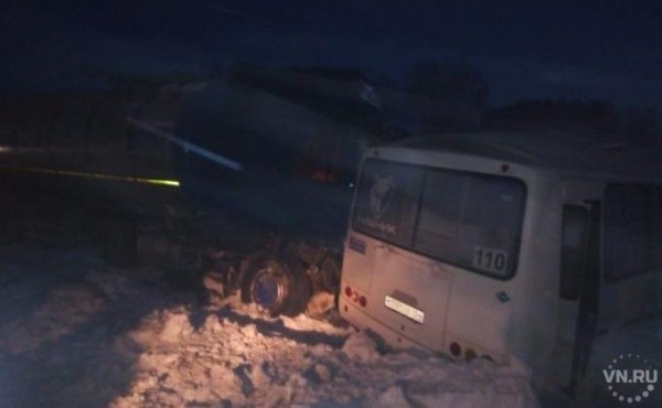 Водитель погиб, 9 пассажиров в больнице: автобус врезался в грузовик в Черепановском районе Водитель погиб, 9 пассажиров в больнице: автобус врезался в грузовик в Черепановском районе