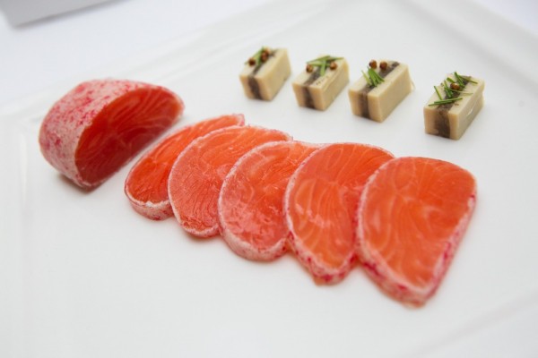 Афиша выходных: ёлка-маркет, модная выставка и книжный гид Афиша выходных: ёлка-маркет, модная выставка и книжный гид