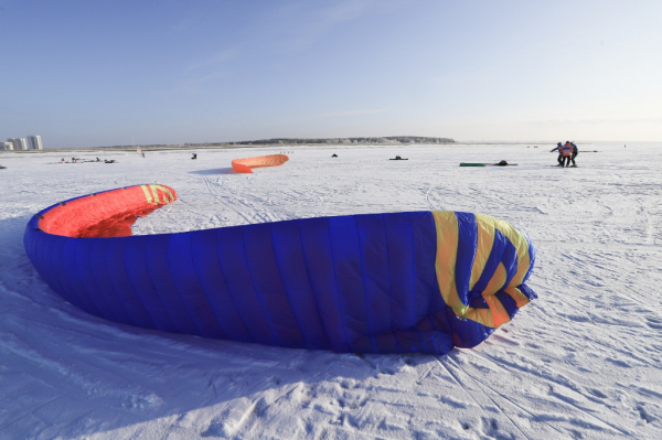 На лыжах под парусом: на Обском море проходят соревнования по сноукайтингу