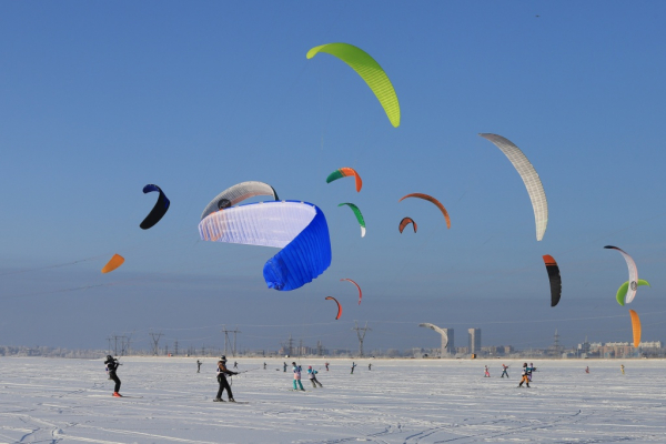 На лыжах под парусом: на Обском море проходят соревнования по сноукайтингу