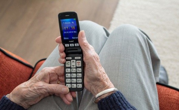 Пенсионеров и инвалидов учат общаться в мессенджерах