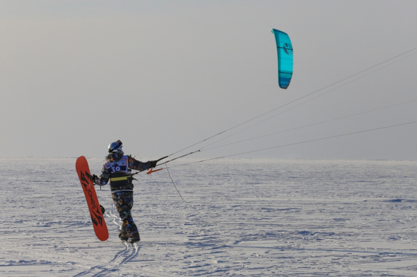 На лыжах под парусом: на Обском море проходят соревнования по сноукайтингу
