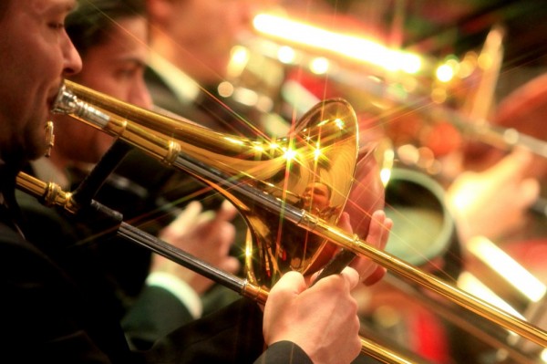 Афиша выходных: ёлка-маркет, модная выставка и книжный гид Афиша выходных: ёлка-маркет, модная выставка и книжный гид