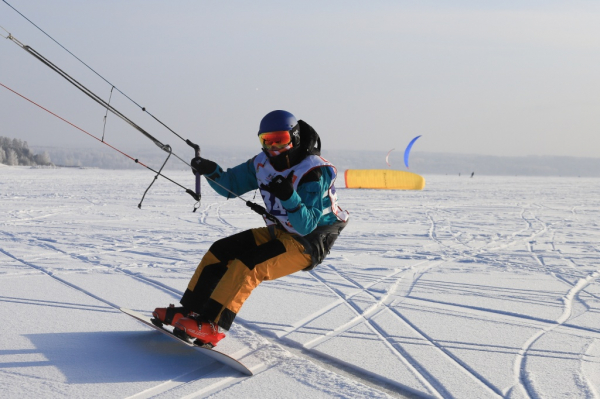 На лыжах под парусом: на Обском море проходят соревнования по сноукайтингу