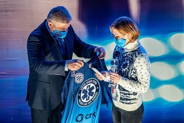 «Сибирь» и «Сибирский Антрацит» наградили лучшего врача октября «Сибирь» и «Сибирский Антрацит» наградили лучшего врача октября