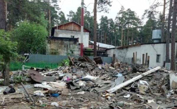 Дом с незваными жильцами снес бульдозером хозяин земли в Мочище Дом с незваными жильцами снес бульдозером хозяин земли в Мочище