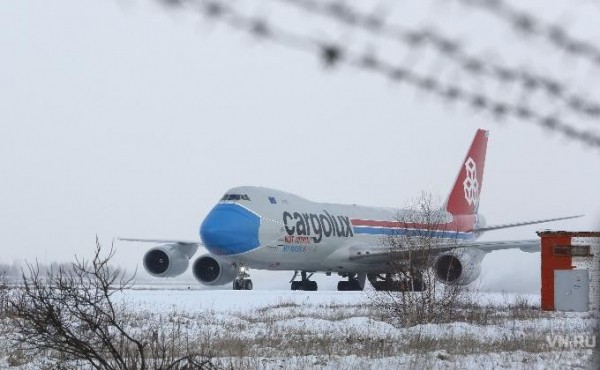 Boeing 747 экстренно сел в Толмачево