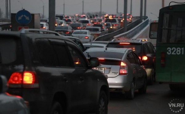 «Стоит, как у Дзюбы!»: снегопад поверг Новосибирск в транспортный коллапс «Стоит, как у Дзюбы!»: снегопад поверг Новосибирск в транспортный коллапс