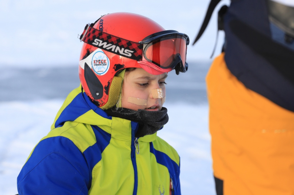 На лыжах под парусом: на Обском море проходят соревнования по сноукайтингу