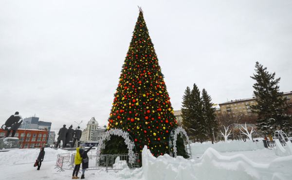 У кого длиннее: сравниваем главные елки сибирских городов У кого длиннее: сравниваем главные елки сибирских городов