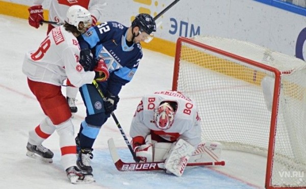 Хоккеисты «Сибири» в новой форме обыграли «Спартак» Хоккеисты «Сибири» в новой форме обыграли «Спартак»
